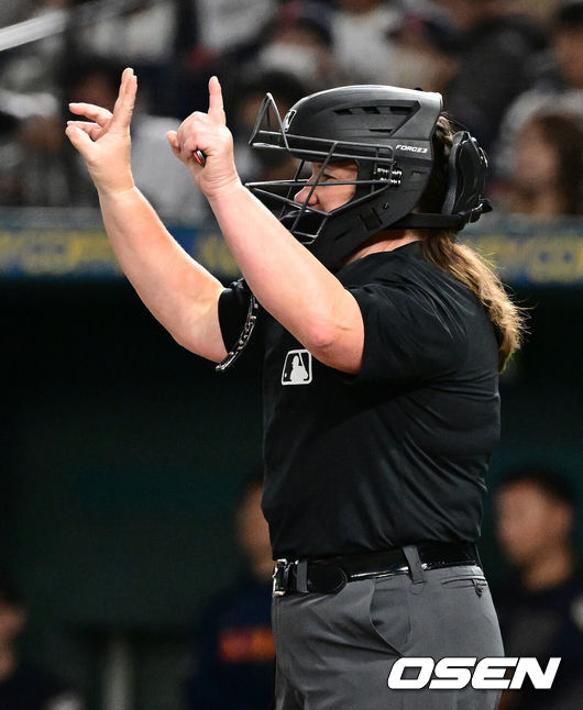 [OSEN=도쿄(일본), 조은정 기자]15일 일본 도쿄돔에서 ‘2025 NAVER K-BASEBALL SERIES’ 대한민국과 일본의 1차전 경기가 열렸다.한국은 곽빈, 일본은 소타니 류헤이를 선발투수로 내세웠다.주심을 맡은 젠 파월 심판. 2025.11.15. /cej@osen.co.kr