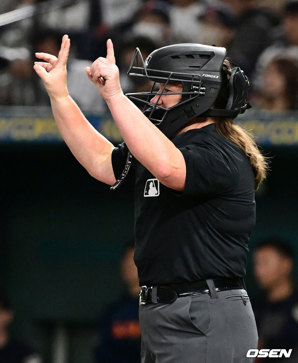 15일 일본 도쿄돔에서 ‘2025 NAVER K-BASEBALL SERIES’ 대한민국과 일본의 1차전 경기가 열렸다.한국은 곽빈, 일본은 소타니 류헤이를 선발투수로 내세웠다.주심을 맡은 젠 파월 심판. 2025.11.15. /cej@osen.co.kr