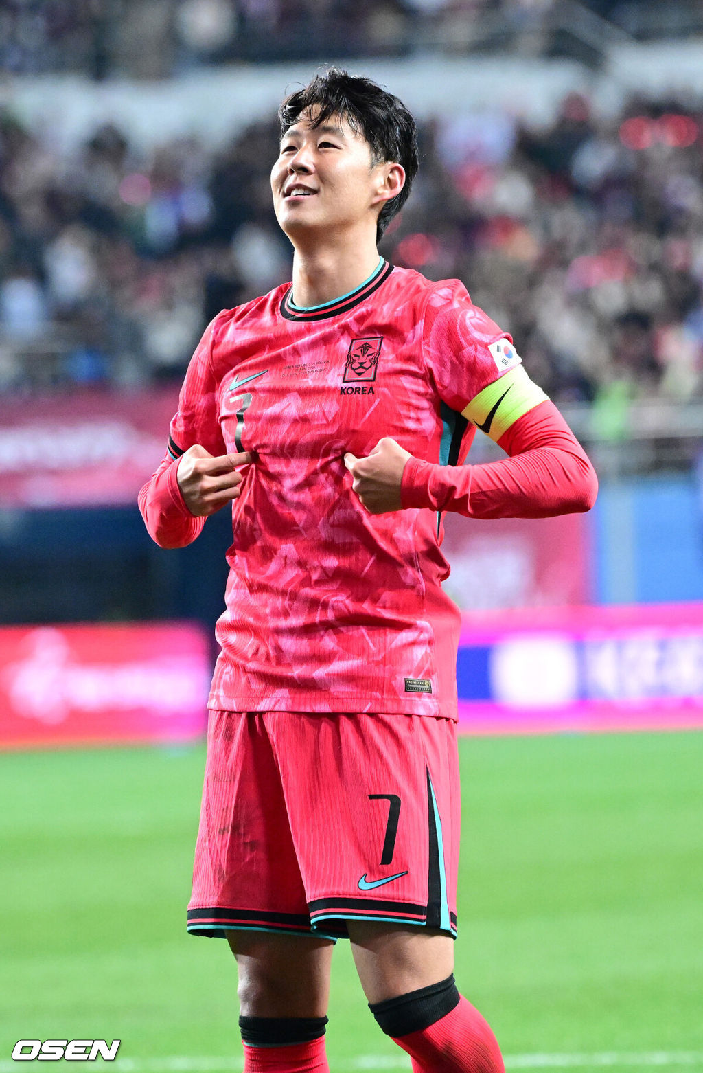1년 8개월 만에 대표팀으로 돌아온 조규성이 골맛을 봤다. 손흥민도 프리킥 득점으로 한국을 승리로 이끌었다.홍명보 감독이 이끄는 한국축구대표팀(FIFA 랭킹 22위)은 14일 대전월드컵경기장에서 볼리비아(76위)와 11월 A매치 1차전을 치러 2-0으로 승리했다. 후반 한국 손흥민이 프리킥 선제골을 작렬시킨 뒤 세리머니를 펼치고 있다. 2025.11.14 / dreamer@osen.co.kr