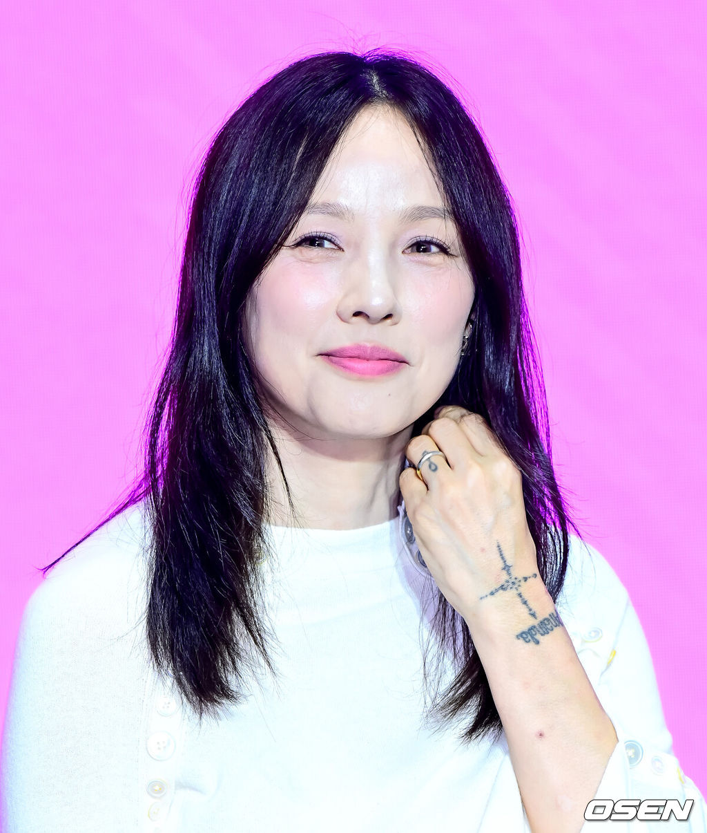 1일 오후 서울 광진구 자양동 풀만 앰버서더 서울 이스트폴에서 쿠팡플레이 예능 '저스트 메이크업' 제작발표회가 열렸다.'저스트 메이크업'은 대한민국을 넘어 세계적으로 K-뷰티를 대표하는 메이크업 아티스트들이 자신만의 색깔로 치열하게 맞붙는 초대형 메이크업 서바이벌으로 오는 10월 3일 첫 방송된다.가수 이효리가 간담회를 하고 있다. 2025.10.01 /jpnews@osen.co.kr