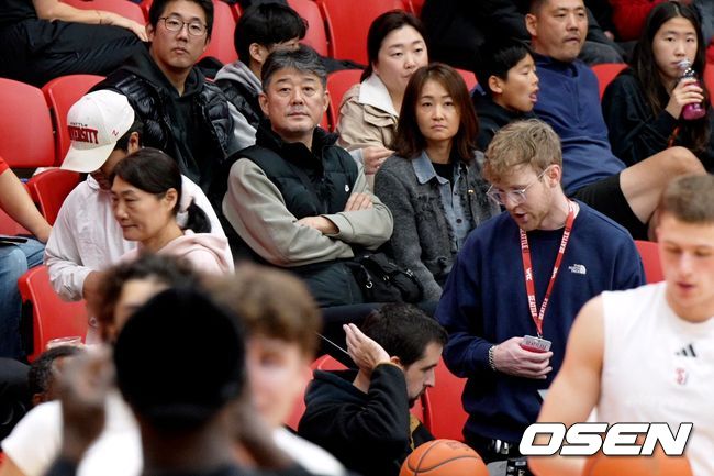 [사진] 미국에서 뛰는 국가대표 아들이지만 부모님은 여전히 걱정이 많다