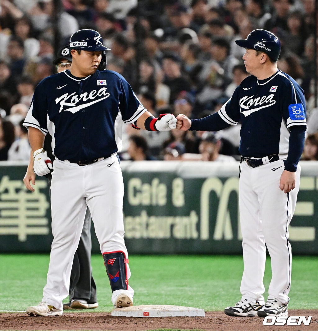 15일 일본 도쿄돔에서 ‘2025 NAVER K-BASEBALL SERIES’ 대한민국과 일본의 1차전 경기가 열렸다.한국은 곽빈, 일본은 소타니 류헤이를 선발투수로 내세웠다.8회초 2사 3루에서 대한민국 한동희가 1루땅볼를 날리고 일본 사사키의 실책으로 출루하며 이동욱 감독과 주먹을 맞대고 있다. 2025.11.15. /cej@osen.co.kr