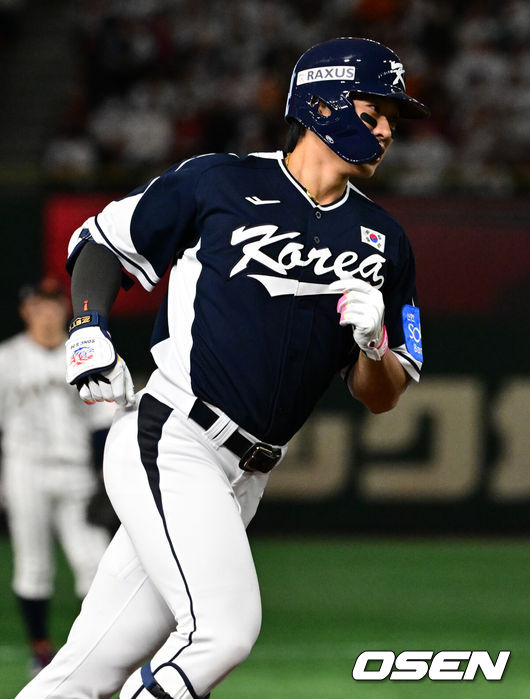 [OSEN=도쿄(일본), 조은정 기자] 한국 야구 대표팀이 한일전 첫 번째 경기에서 뼈아픈 역전패를 허용했다. 2023년 WBC(월드베이스볼클래식)에 이어서 또 한 번 마운드의 차이를 여실히 느꼈다.한국은 15일 일본 도쿄도 도쿄돔에서 열린 ‘2025 NAVER K-BASEBALL SERIES’ 일본과의 1차전에서 4-11 역전패를 당했다. 이날 패배로 한국은 성인 대표팀 경기에서 2015년 프리미어12 준결승 4-3 승리 이후 일본에 10연패(아시안게임 제외)를 당하고 말았다.4회초 무사에서 대한민국 송성문이 안현민의 선제 투런포에 이어 백투백 우월 솔로포를 날린 뒤 베이스를 돌고 있다. 2025.11.15. /cej@osen.co.kr