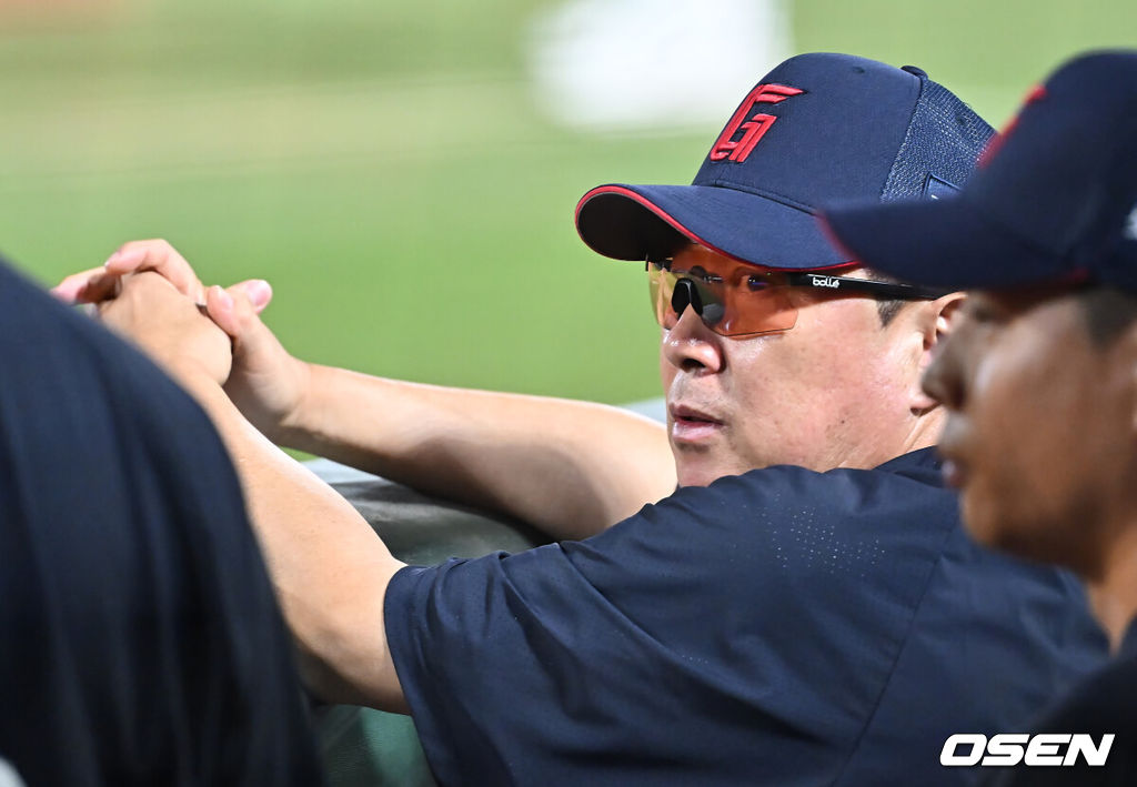 9일 부산 사직야구장에서 2025 신한 SOL 뱅크 KBO 리그 롯데 자이언츠와 한화 이글스의 경기가 열렸다. 홈팀 롯데는 박세웅이, 방문팀 한화는 와이스가 선발 출전했다.롯데 자이언츠 김태형 감독이 경기를 지켜보고 있다. 2025.09.09 / foto0307@osen.co.kr