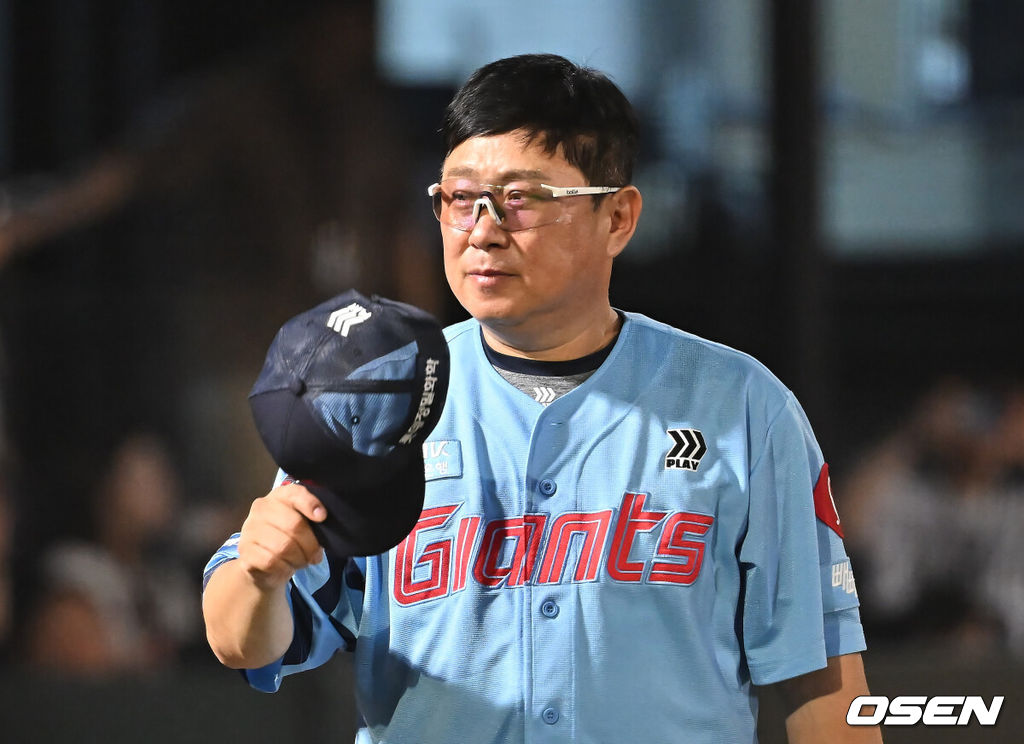 6일 부산 사직야구장에서 2025 신한 SOL 뱅크 KBO 리그 롯데 자이언츠와 KIA 타이거즈의 경기가 열렸다. 홈팀 롯데는 데이비슨이, 방문팀 KIA는 올러가 선발 출전했다.롯데 자이언츠 김태형 감독이 KIA 타이거즈에 7-1로 승리한 후 팬들에게 감사 인사를 하고 있다. 2025.08.06 / foto0307@osen.co.kr