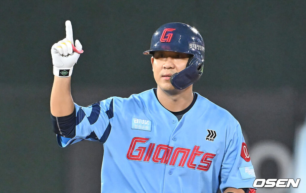 15일 부산 사직야구장에서 2025 신한 SOL 뱅크 KBO 리그 롯데 자이언츠와 삼성 라이온즈의 경기가 열렸다. 홈팀 롯데는 이민석이, 방문팀 삼성은 가라비토가 선발 출전했다.롯데 자이언츠 김민성이 6회말 2사 만루 좌익수 왼쪽 3타점 2루타를 치고 세리머니를 하고 있다. 2025.08.15 / foto0307@osen.co.kr