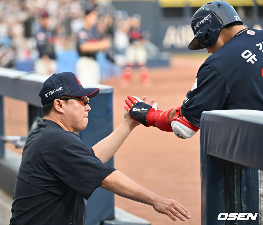 22일 창원NC파크에서 2025 신한 SOL 뱅크 KBO 리그 NC 다이노스와 롯데 자이언츠의 경기가 열렸다. 홈팀 NC는 신민혁이, 방문팀 롯데는 박세웅이 선발 출전했다. 롯데 자이언츠 김태형 감독이 1회초 2사 1루 좌월 2점 홈런을 친 유강남과 하이파이브를 하고 있다. 2025.08.22 / foto0307@osen.co.kr