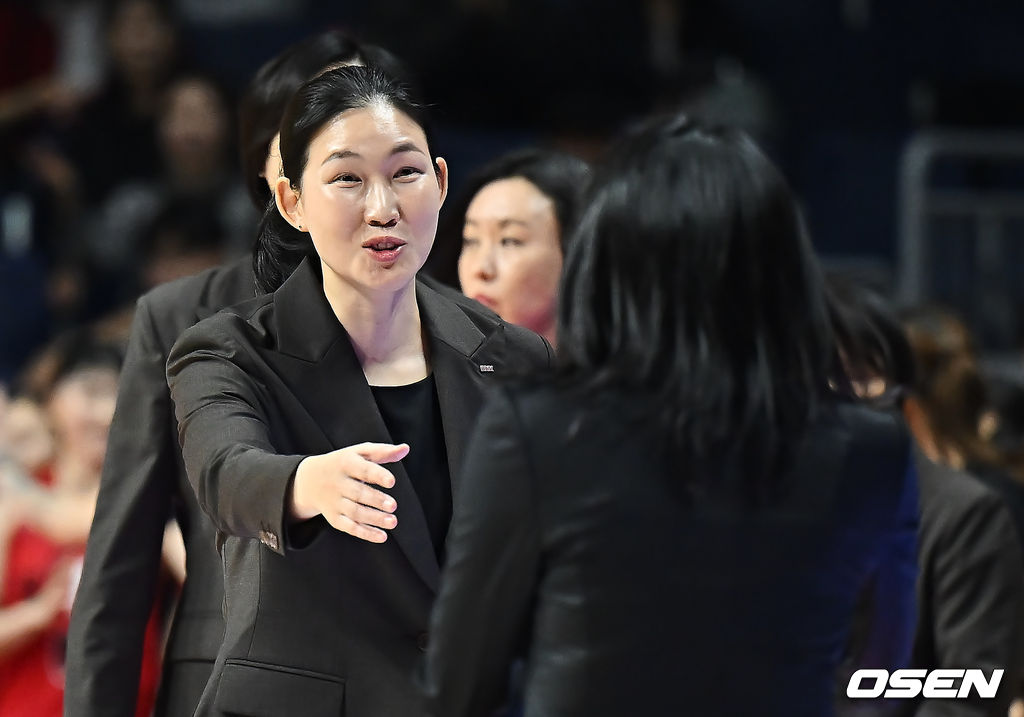 16일 부산 사직실내체육관에서 BNK금융 2025~2026 여자프로농구 부산 BNK와 인천 신한은행의 경기가 열렸다. ‘디펜딩 챔피언’ 부산 BNK와 인천 신한은행의 2025~2026 공식 개막전이다.부산 BNK 박정은 감독이 개막전 경기를 65-54로 승리한 후 인천 신한은행 최윤아 감독과 인사를 하고 있다. 2025.11.16 / foto0307@osen.co.kr