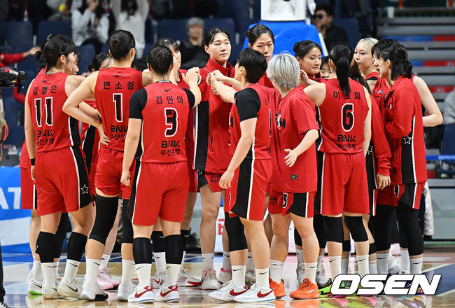 [OSEN=부산, 이석우 기자] 16일 부산 사직실내체육관에서 BNK금융 2025~2026 여자프로농구 부산 BNK와 인천 신한은행의 경기가 열렸다. ‘디펜딩 챔피언’ 부산 BNK와 인천 신한은행의 2025~2026 공식 개막전이다.부산 BNK 선수들이 개막전 경기를 65-54로 승리한 후 기쁨을 나누고 있다. 2025.11.16 / foto0307@osen.co.kr