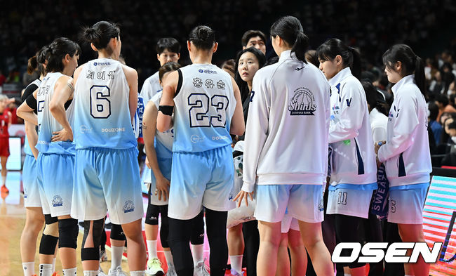 [OSEN=부산, 이석우 기자] 16일 부산 사직실내체육관에서 BNK금융 2025~2026 여자프로농구 부산 BNK와 인천 신한은행의 경기가 열렸다. ‘디펜딩 챔피언’ 부산 BNK와 인천 신한은행의 2025~2026 공식 개막전이다.인천 신한은행 최윤아 감독이 작전 지시를 하고 있다. 2025.11.16 / foto0307@osen.co.kr