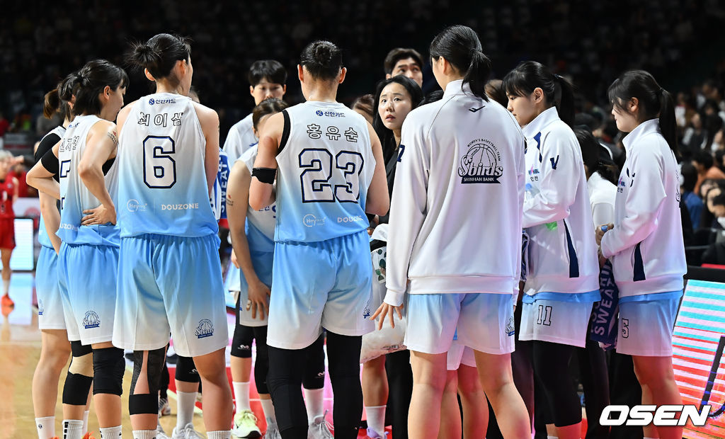 16일 부산 사직실내체육관에서 BNK금융 2025~2026 여자프로농구 부산 BNK와 인천 신한은행의 경기가 열렸다. ‘디펜딩 챔피언’ 부산 BNK와 인천 신한은행의 2025~2026 공식 개막전이다.인천 신한은행 최윤아 감독이 작전 지시를 하고 있다. 2025.11.16 / foto0307@osen.co.kr