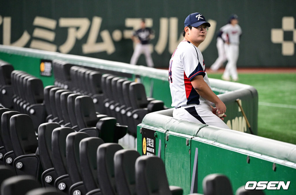 류지현 감독이 이끄는 대한민국 야구 대표팀이 14일 일본 도쿄돔에서 월드베이스볼클래식(WBC) 대비 한일 평가전을 앞두고 훈련을 가졌다. 한국 대표팀은 14일일 훈련을 하고 15일과 16일 일본과 두 차례 평가전을 치른다.훈련을 마친 김서현이 정비를 하고 있다. 2025.11.14 /cej@osen.co.kr