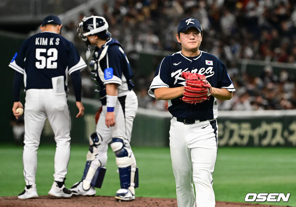 한국 야구 대표팀이 한일전 첫 번째 경기에서 뼈아픈 역전패를 허용했다. 2023년 WBC(월드베이스볼클래식)에 이어서 또 한 번 마운드의 차이를 여실히 느꼈다.한국은 15일 일본 도쿄도 도쿄돔에서 열린 ‘2025 NAVER K-BASEBALL SERIES’ 일본과의 1차전에서 4-11 역전패를 당했다. 이날 패배로 한국은 성인 대표팀 경기에서 2015년 프리미어12 준결승 4-3 승리 이후 일본에 10연패(아시안게임 제외)를 당하고 말았다.5회말 무사 1,2루에서 대한민국 김택연이 교체되고 있다. 2025.11.15 /cej@osen.co.kr