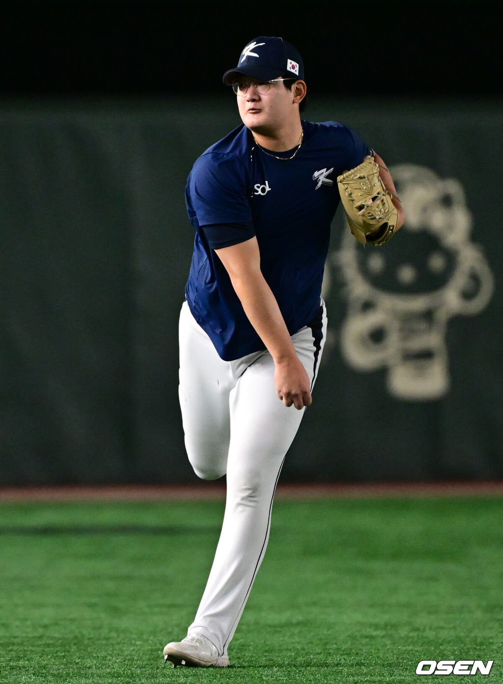 16일 오후 일본 도쿄돔에서  ‘2025 NAVER K-BASEBALL SERIES’ 대한민국과 일본의 2차전 경기가 열린다.한국은 정우주, 일본은 카네마루 유메토를 선발투수로 내세웠다.김서현이 훈련을 하고 있다. 2025.11.16 /cej@osen.co.kr