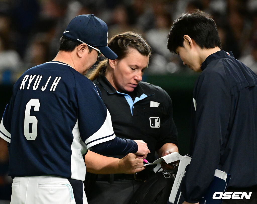 15일 일본 도쿄돔에서 ‘2025 NAVER K-BASEBALL SERIES’ 대한민국과 일본의 1차전 경기가 열렸다.한국은 곽빈, 일본은 소타니 류헤이를 선발투수로 내세웠다.8회초 대한민국 류지현 감독이 젠 파월 주심에게 교체를 알리고 있다. 2025.11.15. /cej@osen.co.kr