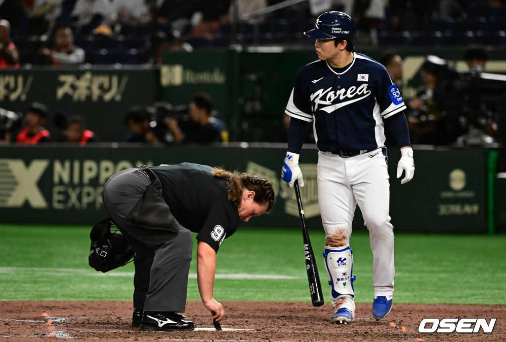 젠 파월 주심-문현빈. 2025.11.15 /cej@osen.co.kr
