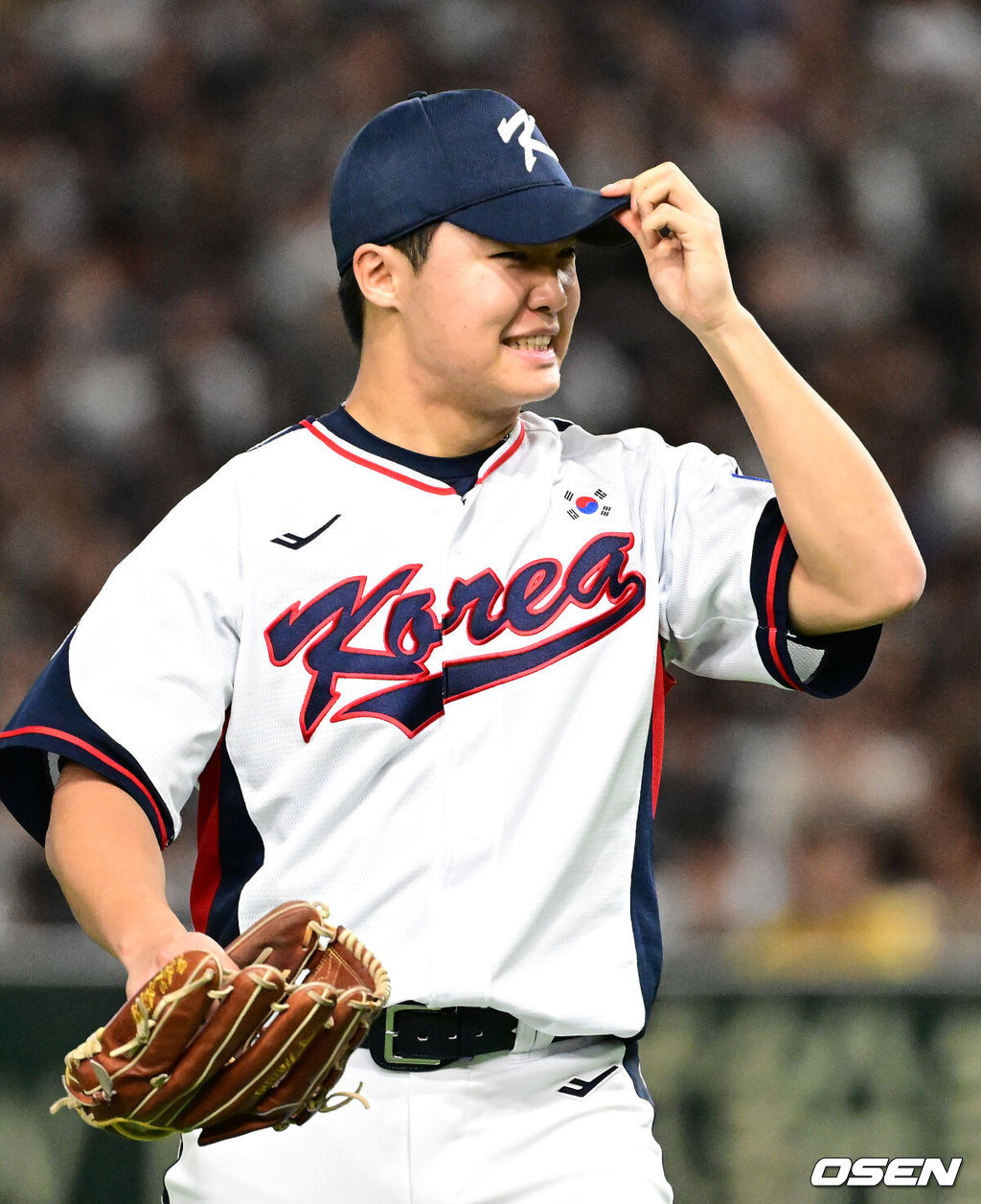 16일 오후 일본 도쿄돔에서  ‘2025 NAVER K-BASEBALL SERIES’ 대한민국과 일본의 2차전 경기가 열렸다.한국은 정우주, 일본은 카네마루 유메토를 선발투수로 내세웠다.1회초 대한민국 정우주가 수비를 마치고 마운드를 내려가고 있다. 2025.11.16 /cej@osen.co.kr