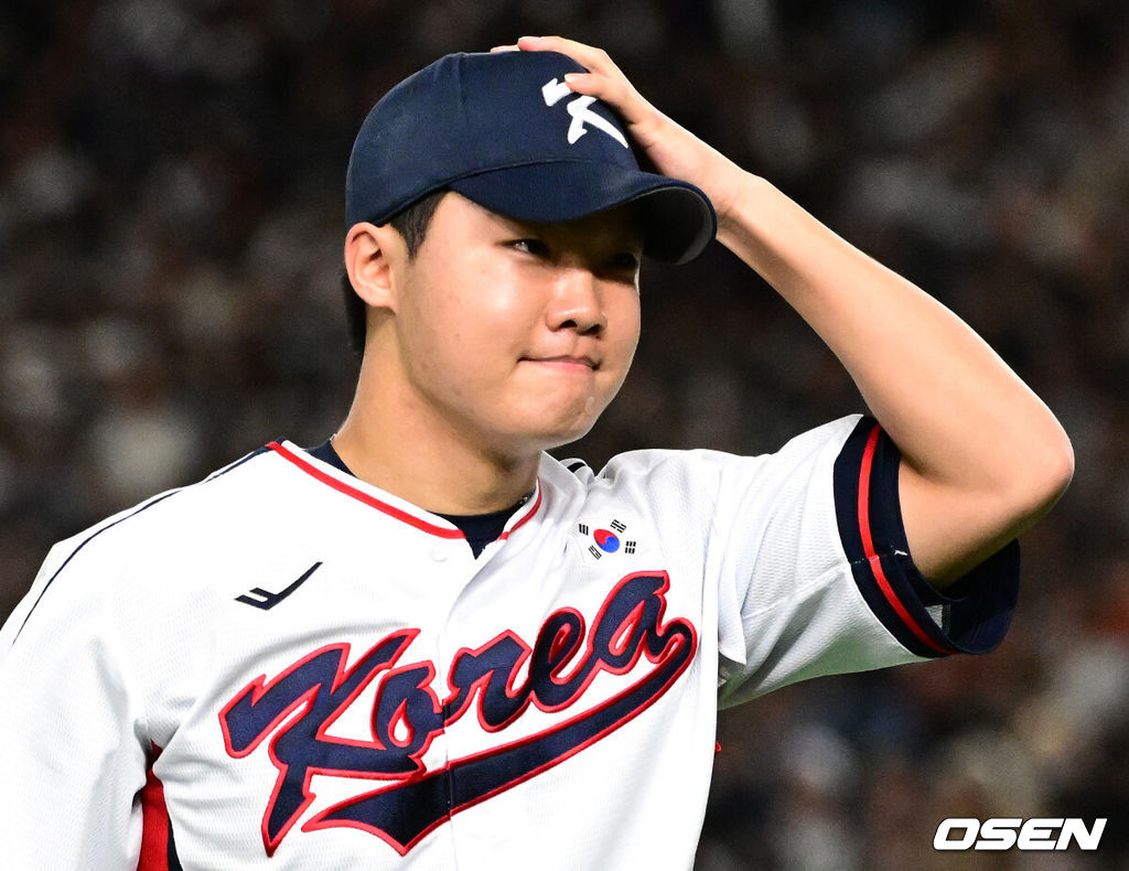 16일 오후 일본 도쿄돔에서  ‘2025 NAVER K-BASEBALL SERIES’ 대한민국과 일본의 2차전 경기가 열렸다.한국은 정우주, 일본은 카네마루 유메토를 선발투수로 내세웠다.1회초 대한민국 정우주가 수비를 마치고 마운드를 내려가고 있다. 2025.11.16 /cej@osen.co.kr