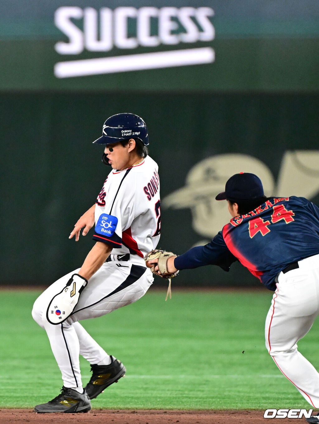 16일 오후 일본 도쿄돔에서  ‘2025 NAVER K-BASEBALL SERIES’ 대한민국과 일본의 2차전 경기가 열렸다.한국은 정우주, 일본은 카네마루 유메토를 선발투수로 내세웠다.3회말 2사 1,3루에서 대한민국 1루주자 송성문이 더블스틸 작전을 성공시키고 있다. 2025.11.16 /cej@osen.co.kr