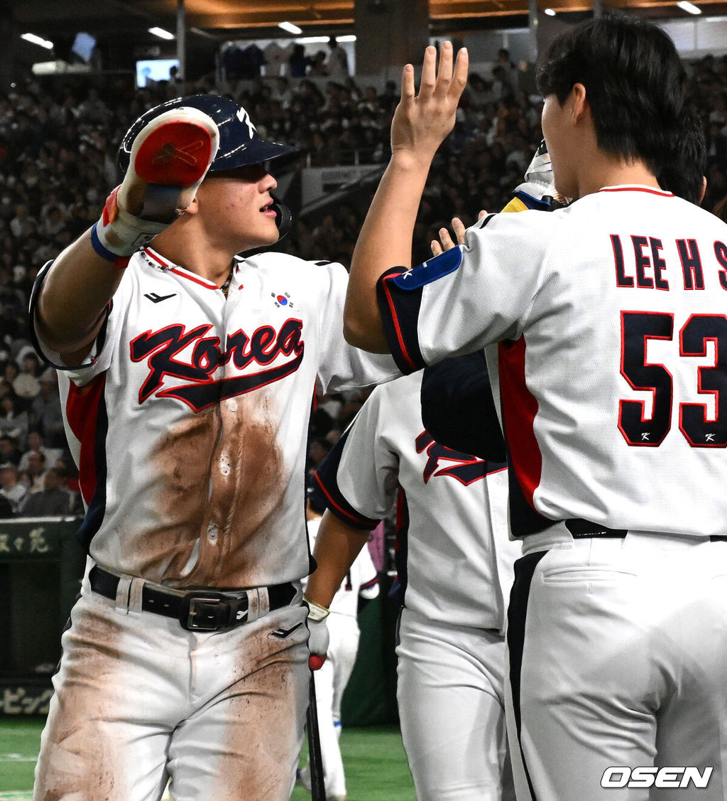 16일 오후 일본 도쿄돔에서  ‘2025 NAVER K-BASEBALL SERIES’ 대한민국과 일본의 2차전 경기가 열렸다.한국은 정우주, 일본은 카네마루 유메토를 선발투수로 내세웠다.3회말 2사 1,3루에서 대한민국 3루주자 안현민이 더블스틸 작전을 성공시키며 득점하고 있다. 2025.11.16 /cej@osen.co.kr