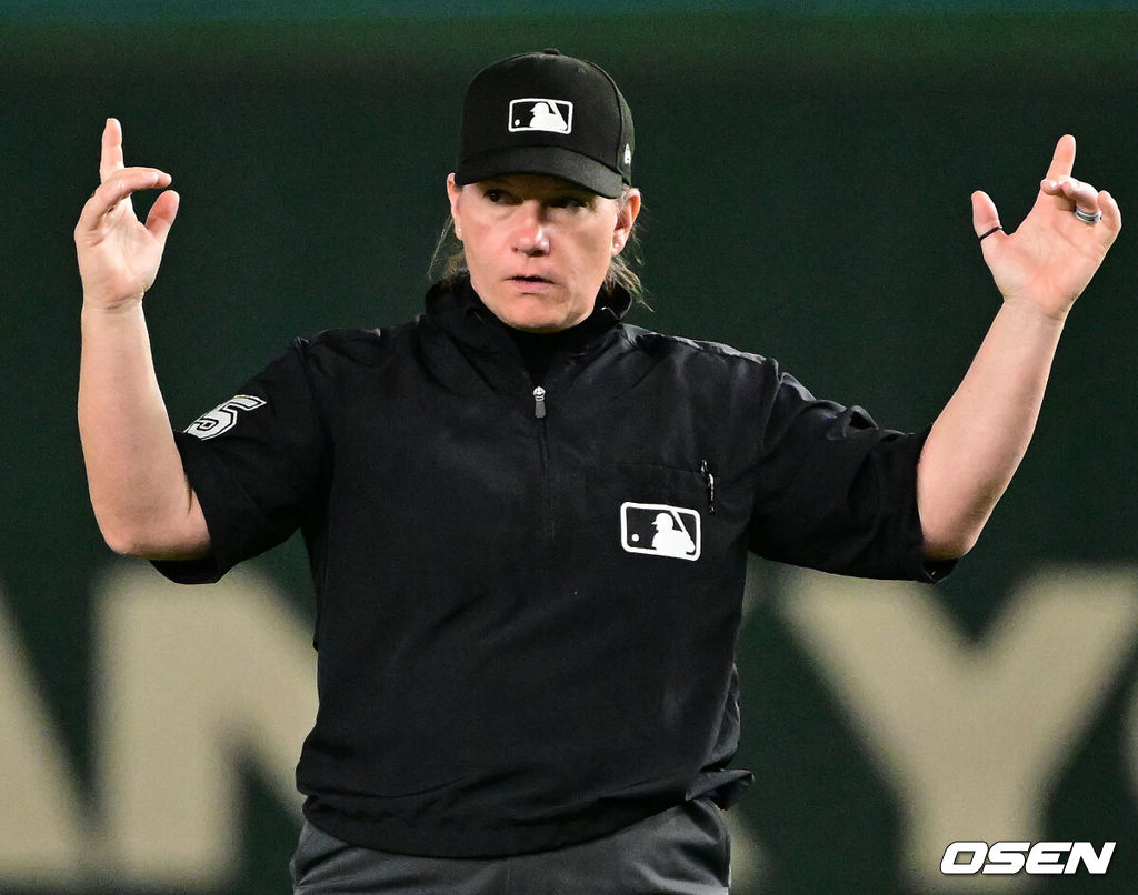 16일 오후 일본 도쿄돔에서  ‘2025 NAVER K-BASEBALL SERIES’ 대한민국과 일본의 2차전 경기가 열렸다.한국은 정우주, 일본은 카네마루 유메토를 선발투수로 내세웠다.젠 파월 2루심이 그라운드를  바라보고 있다. 2025.11.16 /cej@osen.co.kr