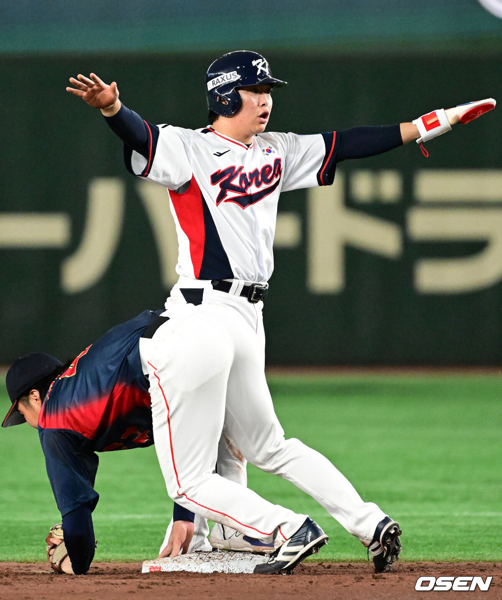 16일 오후 일본 도쿄돔에서  ‘2025 NAVER K-BASEBALL SERIES’ 대한민국과 일본의 2차전 경기가 열렸다.한국은 정우주, 일본은 카네마루 유메토를 선발투수로 내세웠다.4회말 무사 1루에서 대한민국 문현빈이 도루를 시도하고 세이프를 주장하고 있다. 2025.11.16 /cej@osen.co.kr