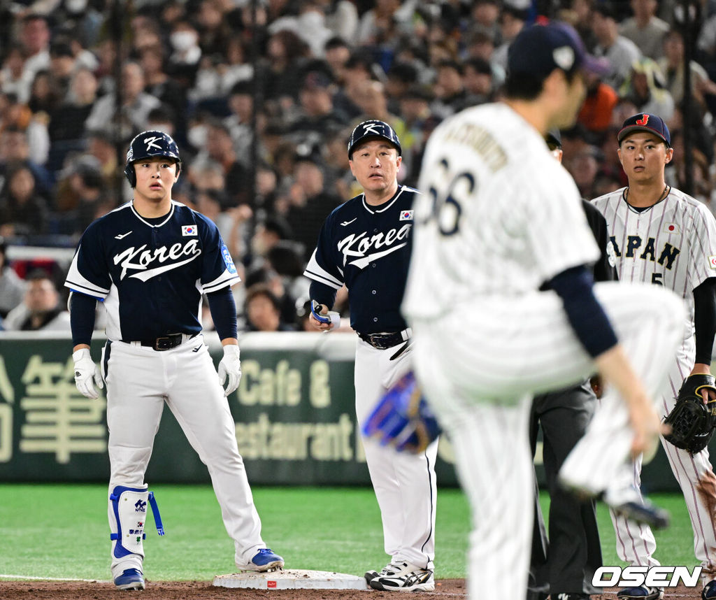 한국 야구 대표팀이 한일전 첫 번째 경기에서 뼈아픈 역전패를 허용했다. 2023년 WBC(월드베이스볼클래식)에 이어서 또 한 번 마운드의 차이를 여실히 느꼈다.한국은 15일 일본 도쿄도 도쿄돔에서 열린 ‘2025 NAVER K-BASEBALL SERIES’ 일본과의 1차전에서 4-11 역전패를 당했다. 이날 패배로 한국은 성인 대표팀 경기에서 2015년 프리미어12 준결승 4-3 승리 이후 일본에 10연패(아시안게임 제외)를 당하고 말았다.5회초 무사에서 대한민국 문현빈이 내야안타로 출루한 뒤 심판 판정을 지켜보고 있다. 하지만 4심 합의 결과 투수 맞고 1루수 플라이 아웃으로 처리됐다. 2025.11.15. /cej@osen.co.kr
