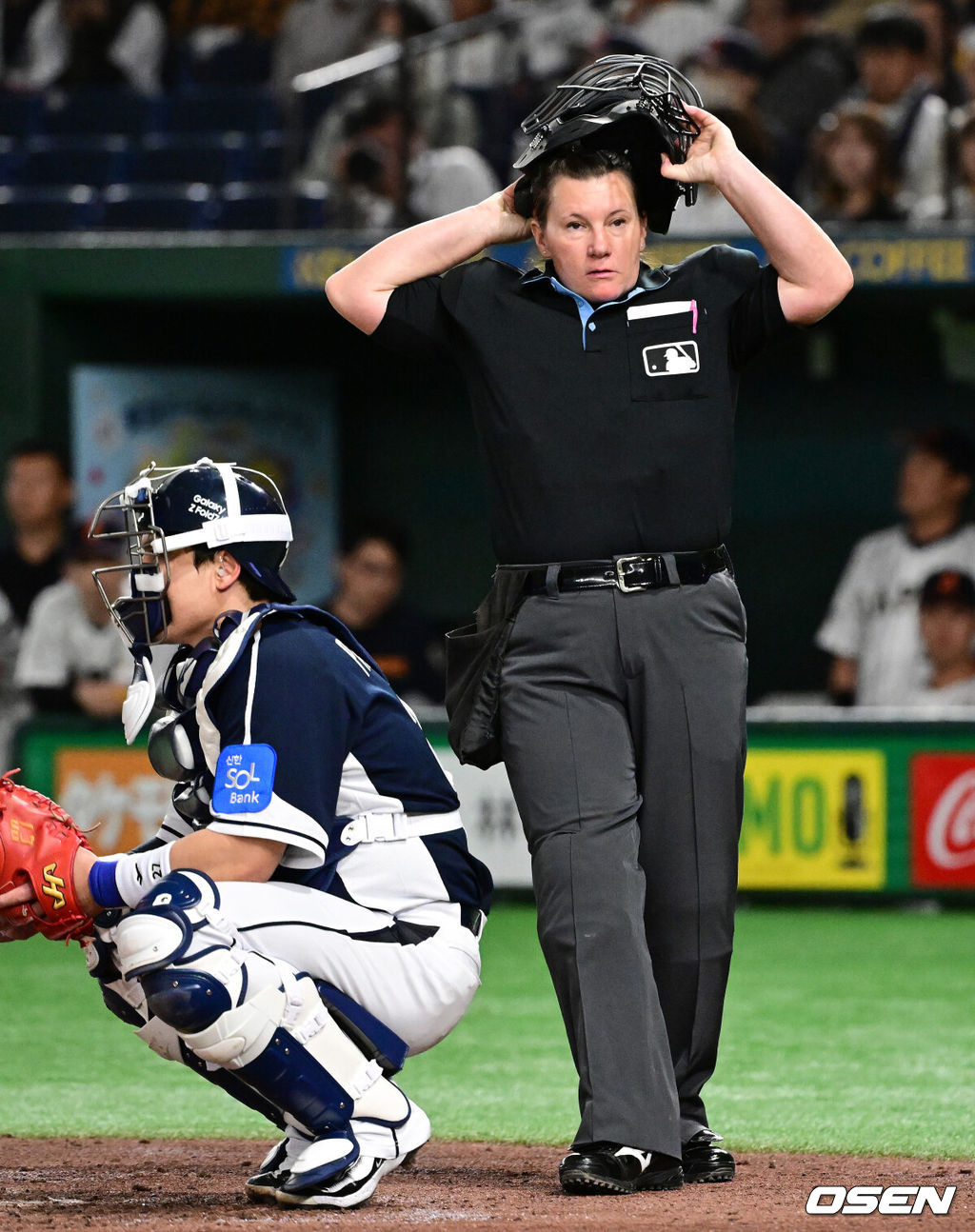 15일 일본 도쿄돔에서 ‘2025 NAVER K-BASEBALL SERIES’ 대한민국과 일본의 1차전 경기가 열렸다.한국은 곽빈, 일본은 소타니 류헤이를 선발투수로 내세웠다.주심을 맡은 젠 파월 심판. 2025.11.15. /cej@osen.co.kr