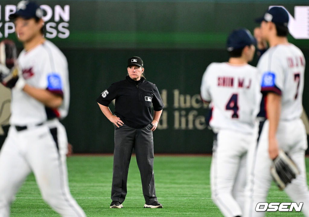 16일 오후 일본 도쿄돔에서  ‘2025 NAVER K-BASEBALL SERIES’ 대한민국과 일본의 2차전 경기가 열렸다.한국은 정우주, 일본은 카네마루 유메토를 선발투수로 내세웠다.젠 파월 2루심이 그라운드를  바라보고 있다. 2025.11.16 /cej@osen.co.kr