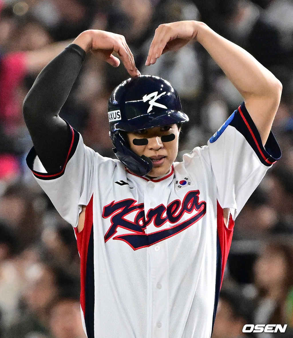 16일 오후 일본 도쿄돔에서  ‘2025 NAVER K-BASEBALL SERIES’ 대한민국과 일본의 2차전 경기가 열렸다.한국은 정우주, 일본은 카네마루 유메토를 선발투수로 내세웠다.3회말 1사 만루에서 대한민국 송성문이 우전 2타점 적시타를 치고 환호하고 있다. 2025.11.16 /cej@osen.co.kr
