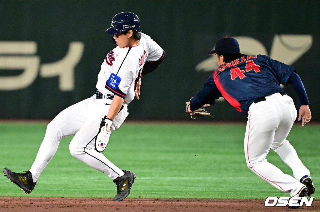 16일 오후 일본 도쿄돔에서  ‘2025 NAVER K-BASEBALL SERIES’ 대한민국과 일본의 2차전 경기가 열렸다.한국은 정우주, 일본은 카네마루 유메토를 선발투수로 내세웠다.3회말 2사 1,3루에서 대한민국 1루주자 송성문이 더블스틸 작전을 성공시키고 있다. 2025.11.16 /cej@osen.co.kr