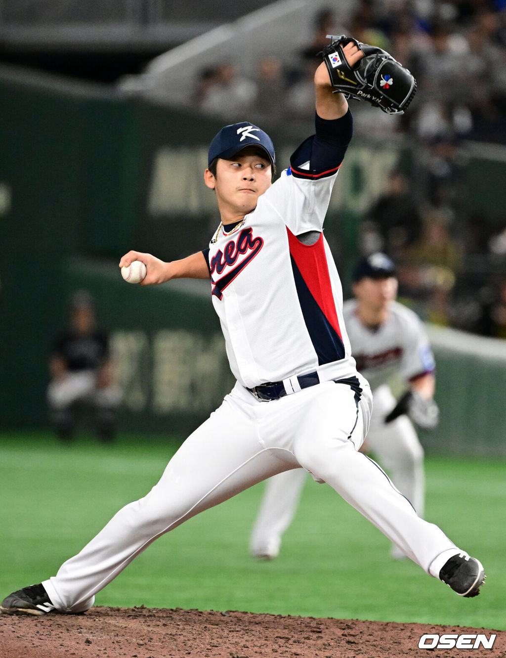 16일 오후 일본 도쿄돔에서  ‘2025 NAVER K-BASEBALL SERIES’ 대한민국과 일본의 2차전 경기가 열렸다.한국은 정우주, 일본은 카네마루 유메토를 선발투수로 내세웠다.6회초 무사에서 대한민국 박영현이 역투하고 있다. 2025.11.16 /cej@osen.co.kr