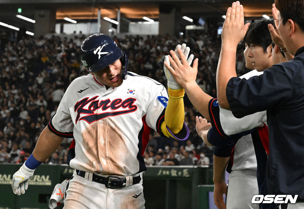 16일 오후 일본 도쿄돔에서  ‘2025 NAVER K-BASEBALL SERIES’ 대한민국과 일본의 2차전 경기가 열렸다.한국은 정우주, 일본은 카네마루 유메토를 선발투수로 내세웠다.8회말 1사에서 대한민국 안현민이 좌중월 솔로 홈런을 치고 더그아웃에서 하이파이브를 하고 있다. 2025.11.16 /cej@osen.co.kr