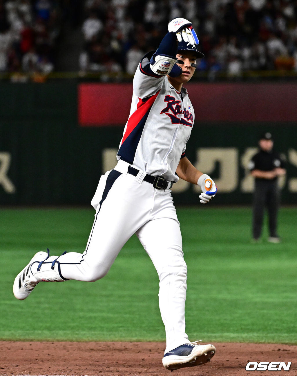대한민국 야구 대표팀이 극적인 무승부를 거두며 한일전 연패를 10연패에서 막았다. 한국은 16일 일본 도쿄도 도쿄돔에서 열린 ‘2025 NAVER K-BASEBALL SERIES’ 일본과의 2차전에서 7-7 무승부를 거뒀다. 2연전 시리즈 1무 1패를 기록한 한국은 2015년 프리미어12 준결승전 4-3 승리 이후 성인 대표팀 기준(아시안게임 제외) 한일전에서 10연패를 기록했지만 처음으로 무승부를 만드는데 성공했다.9회말 2사에서 대한민국 김주원이 우중월 솔로 홈런을 치고 그라운드를 돌고 있다. 2025.11.16 /cej@osen.co.kr