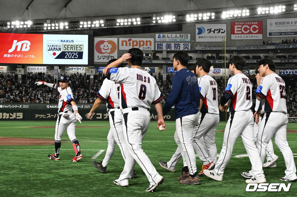 국 야구 대표팀이 극적인 무승부를 거두며 한일전 연패를 10연패에서 막았다. 한국은 16일 일본 도쿄도 도쿄돔에서 열린 ‘2025 NAVER K-BASEBALL SERIES’ 일본과의 2차전에서 7-7 무승부를 거뒀다. 2연전 시리즈 1무 1패를 기록한 한국은 2015년 프리미어12 준결승전 4-3 승리 이후 성인 대표팀 기준(아시안게임 제외) 한일전에서 10연패를 기록했지만 처음으로 무승부를 만드는데 성공했다.경기 종료 후 대한민국 선수단이 관중들에게 인사를 하기 위해 외야로 향하고 있다.  2025.11.16 /cej@osen.co.kr