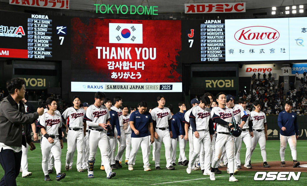 대한민국 야구 대표팀이 극적인 무승부를 거두며 한일전 연패를 10연패에서 막았다. 한국은 16일 일본 도쿄도 도쿄돔에서 열린 ‘2025 NAVER K-BASEBALL SERIES’ 일본과의 2차전에서 7-7 무승부를 거뒀다. 2연전 시리즈 1무 1패를 기록한 한국은 2015년 프리미어12 준결승전 4-3 승리 이후 성인 대표팀 기준(아시안게임 제외) 한일전에서 10연패를 기록했지만 처음으로 무승부를 만드는데 성공했다.경기 종료 후 대한민국 선수들이 팬 향해 인사 후 나가고 있다. 2025.11.16 /cej@osen.co.kr