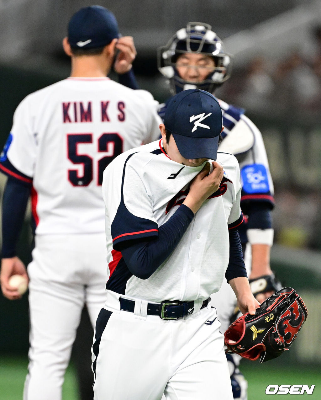 16일 오후 일본 도쿄돔에서  ‘2025 NAVER K-BASEBALL SERIES’ 대한민국과 일본의 2차전 경기가 열렸다.한국은 정우주, 일본은 카네마루 유메토를 선발투수로 내세웠다.4회초 1사 만루에서 대한민국 오원석이 마운드를 내려가고 있다. 2025.11.16 /cej@osen.co.kr