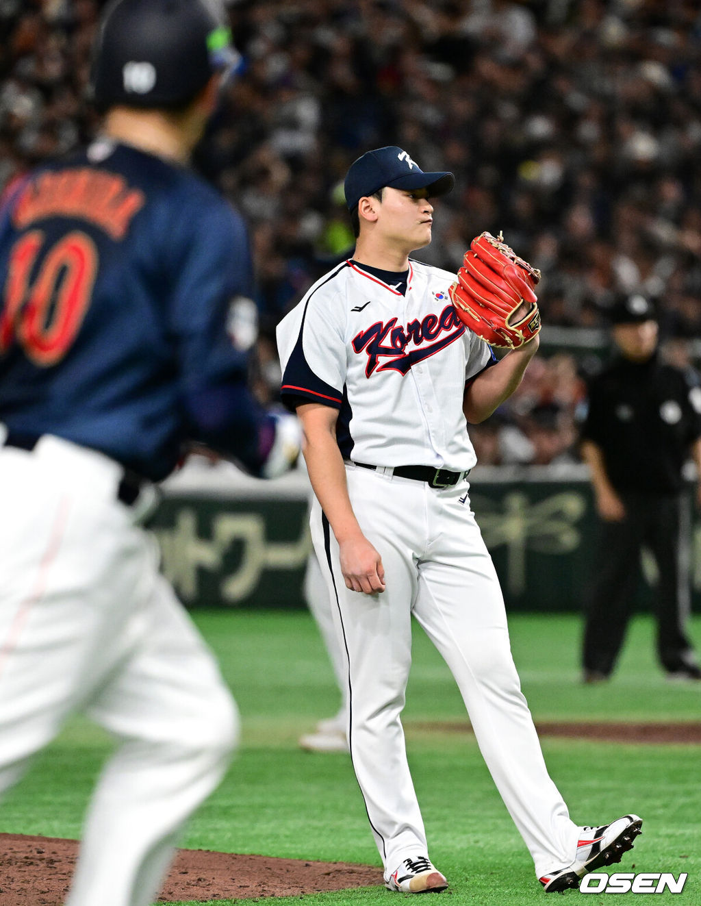 16일 오후 일본 도쿄돔에서  ‘2025 NAVER K-BASEBALL SERIES’ 대한민국과 일본의 2차전 경기가 열렸다.한국은 정우주, 일본은 카네마루 유메토를 선발투수로 내세웠다.4회초 1사 만루에서 대한민국 조병현이 일본 이소바타 료타에게 밀어내기 볼넷을 허용하고 있다. 2025.11.16 /cej@osen.co.kr