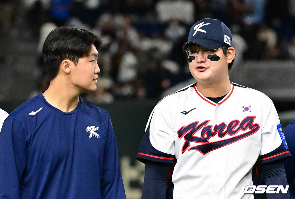 대한민국 야구 대표팀이 극적인 무승부를 거두며 한일전 연패를 10연패에서 막았다. 한국은 16일 일본 도쿄도 도쿄돔에서 열린 ‘2025 NAVER K-BASEBALL SERIES’ 일본과의 2차전에서 7-7 무승부를 거뒀다. 2연전 시리즈 1무 1패를 기록한 한국은 2015년 프리미어12 준결승전 4-3 승리 이후 성인 대표팀 기준(아시안게임 제외) 한일전에서 10연패를 기록했지만 처음으로 무승부를 만드는데 성공했다.경기 종료 후 대한민국 정우주와 김서현이 이야기를 나누고 있다. 2025.11.16 /cej@osen.co.kr