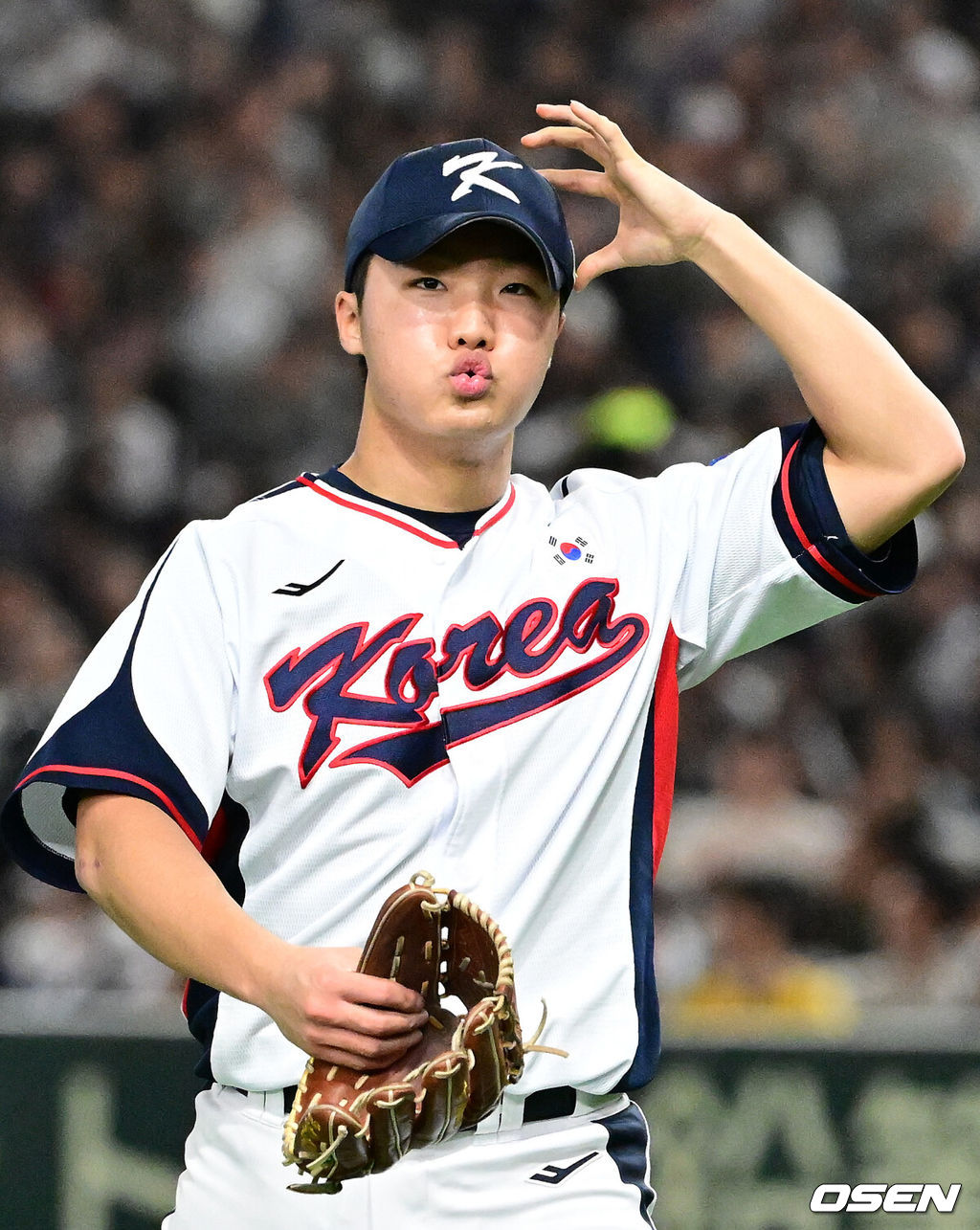 16일 오후 일본 도쿄돔에서  ‘2025 NAVER K-BASEBALL SERIES’ 대한민국과 일본의 2차전 경기가 열렸다.한국은 정우주, 일본은 카네마루 유메토를 선발투수로 내세웠다.2회초 2사 2,3루에서 대한민국 정우주가 일본 이시카미 다이키를 삼진 처리하고 더그아웃으로 가고 있다. 2025.11.16 /cej@osen.co.kr