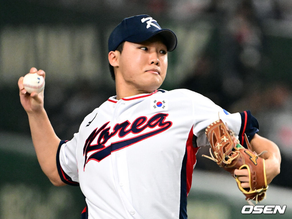 16일 오후 일본 도쿄돔에서  ‘2025 NAVER K-BASEBALL SERIES’ 대한민국과 일본의 2차전 경기가 열렸다.한국은 정우주, 일본은 카네마루 유메토를 선발투수로 내세웠다.1회초 무사에서 대한민국 선발투수 정우주가 역투하고 있다. 2025.11.16 /cej@osen.co.kr