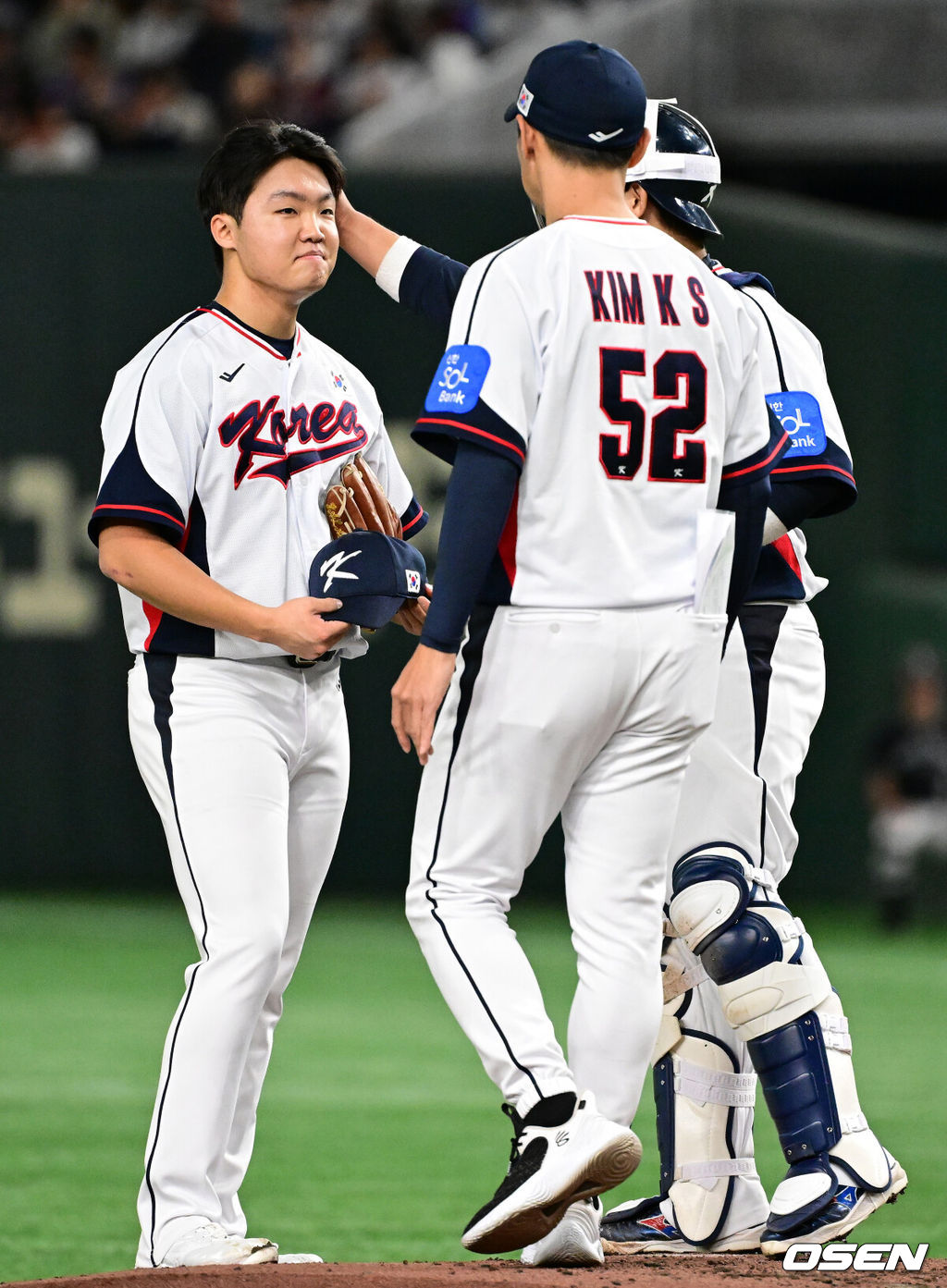 16일 오후 일본 도쿄돔에서  ‘2025 NAVER K-BASEBALL SERIES’ 대한민국과 일본의 2차전 경기가 열렸다.한국은 정우주, 일본은 카네마루 유메토를 선발투수로 내세웠다.2회초 무사 1,2루에서 마운드를 방문한 대한민국 김광삼 코치가 정우주와 이야기를 나누고 있다. 2025.11.16 /cej@osen.co.kr
