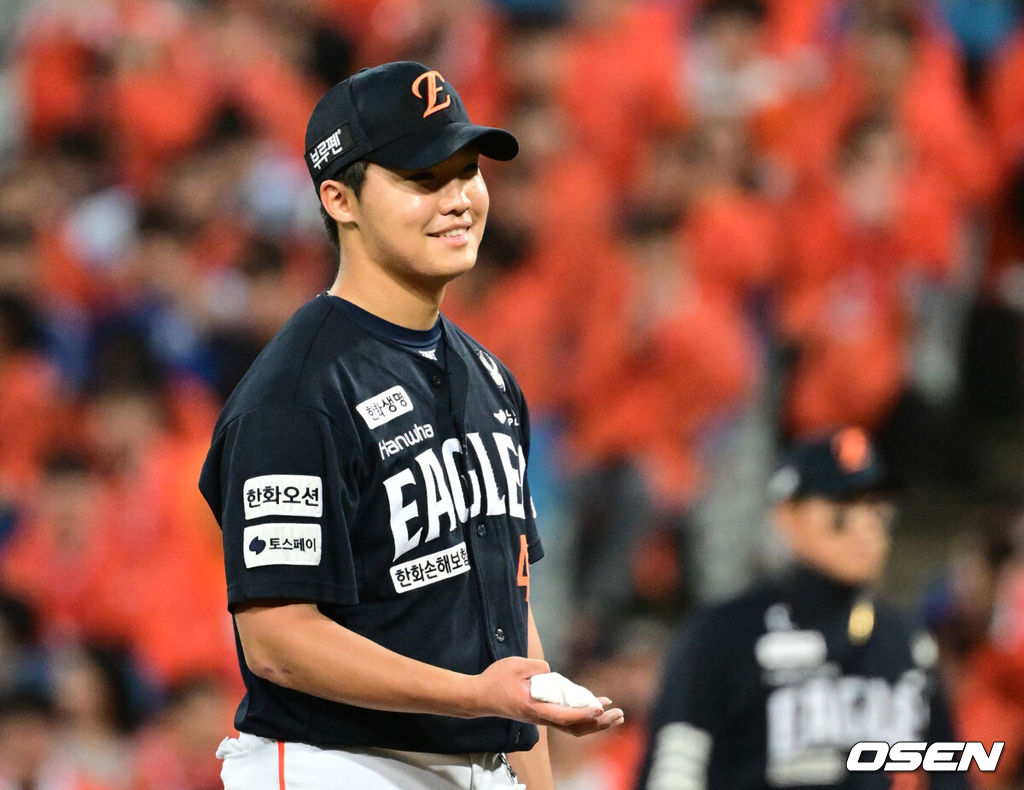 22일 대구 삼성라이온즈파크에서 2025 신한 SOL Bank KBO리그 포스트시즌 플레이오프 4차전 삼성 라이온즈와 한화 이글스의 경기가 열렸다.홈팀 삼성은 원태인, 방문팀 한화는 정우주를 선발로 내세웠다.3회말 삼성 양도근까지 네 타자 연속 탈삼진을 한화 정우주기 미소짓고 있다. 2025.10.22 /cej@osen.co.kr