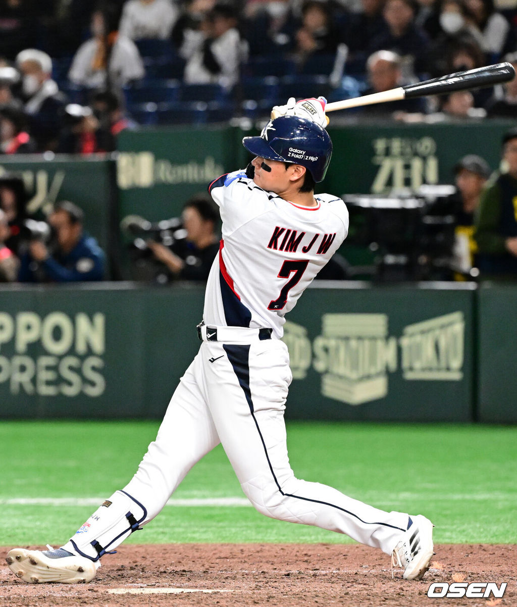16일 오후 일본 도쿄돔에서  ‘2025 NAVER K-BASEBALL SERIES’ 대한민국과 일본의 2차전 경기가 열렸다.한국은 정우주, 일본은 카네마루 유메토를 선발투수로 내세웠다.9회말 2사에서 대한민국 김주원이 우중월 솔로 홈런을 치고 있다. 2025.11.16 /cej@osen.co.kr