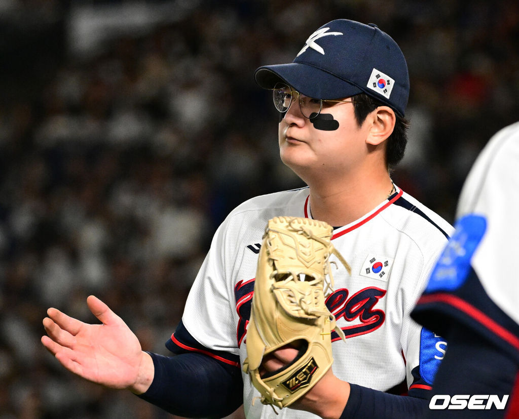 대한민국 야구 대표팀이 극적인 무승부를 거두며 한일전 연패를 10연패에서 막았다. 한국은 16일 일본 도쿄도 도쿄돔에서 열린 ‘2025 NAVER K-BASEBALL SERIES’ 일본과의 2차전에서 7-7 무승부를 거뒀다. 2연전 시리즈 1무 1패를 기록한 한국은 2015년 프리미어12 준결승전 4-3 승리 이후 성인 대표팀 기준(아시안게임 제외) 한일전에서 10연패를 기록했지만 처음으로 무승부를 만드는데 성공했다.9회초 수비를 마친 대한민국 김서현이 동료들과 하이파이브를 나누고 있다. 2025.11.16 /cej@osen.co.kr