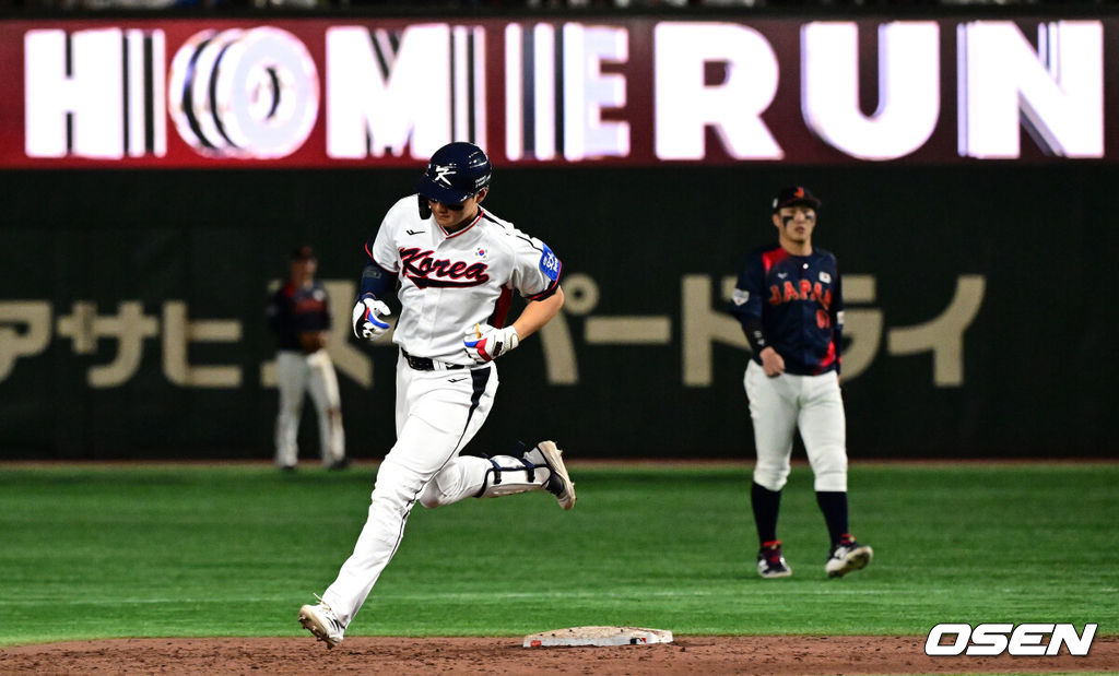대한민국 야구 대표팀이 극적인 무승부를 거두며 한일전 연패를 10연패에서 막았다. 한국은 16일 일본 도쿄도 도쿄돔에서 열린 ‘2025 NAVER K-BASEBALL SERIES’ 일본과의 2차전에서 7-7 무승부를 거뒀다. 2연전 시리즈 1무 1패를 기록한 한국은 2015년 프리미어12 준결승전 4-3 승리 이후 성인 대표팀 기준(아시안게임 제외) 한일전에서 10연패를 기록했지만 처음으로 무승부를 만드는데 성공했다.9회말 2사에서 대한민국 김주원이 우중월 솔로 홈런을 치고 그라운드를 돌고 있다. 2025.11.16 /cej@osen.co.kr