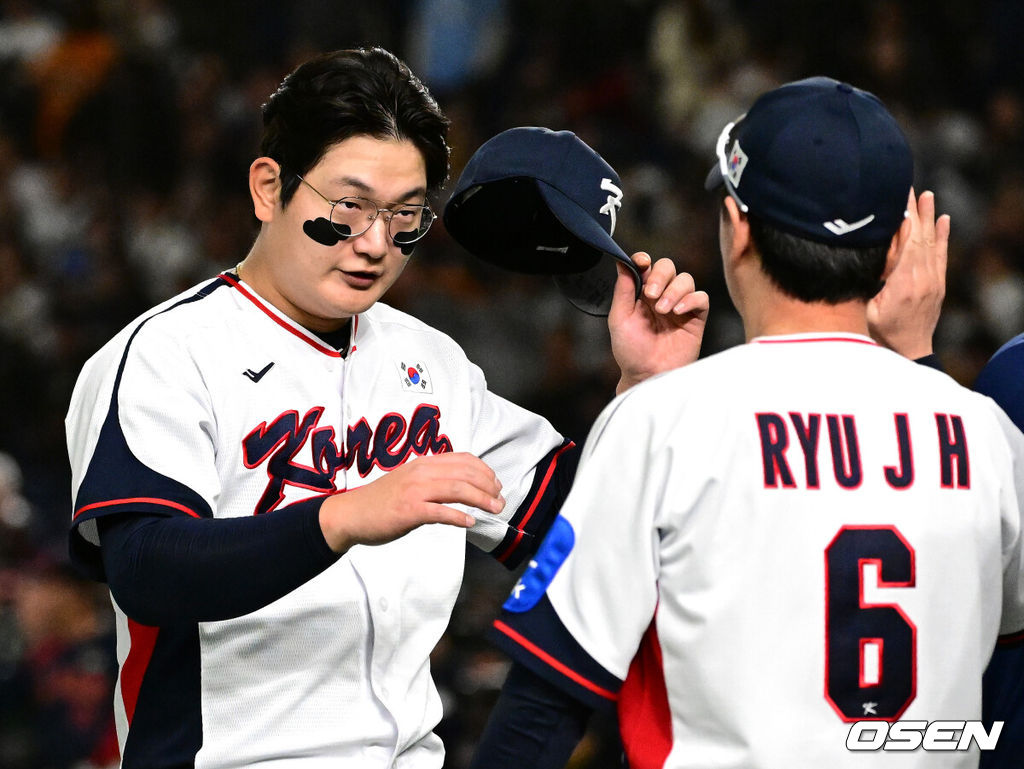 대한민국 야구 대표팀이 극적인 무승부를 거두며 한일전 연패를 10연패에서 막았다. 한국은 16일 일본 도쿄도 도쿄돔에서 열린 ‘2025 NAVER K-BASEBALL SERIES’ 일본과의 2차전에서 7-7 무승부를 거뒀다. 2연전 시리즈 1무 1패를 기록한 한국은 2015년 프리미어12 준결승전 4-3 승리 이후 성인 대표팀 기준(아시안게임 제외) 한일전에서 10연패를 기록했지만 처음으로 무승부를 만드는데 성공했다.경기 종료 후 대한민국 김서현이 류지현 감독과 하이파이브를 하고 있다. 2025.11.16 /cej@osen.co.kr