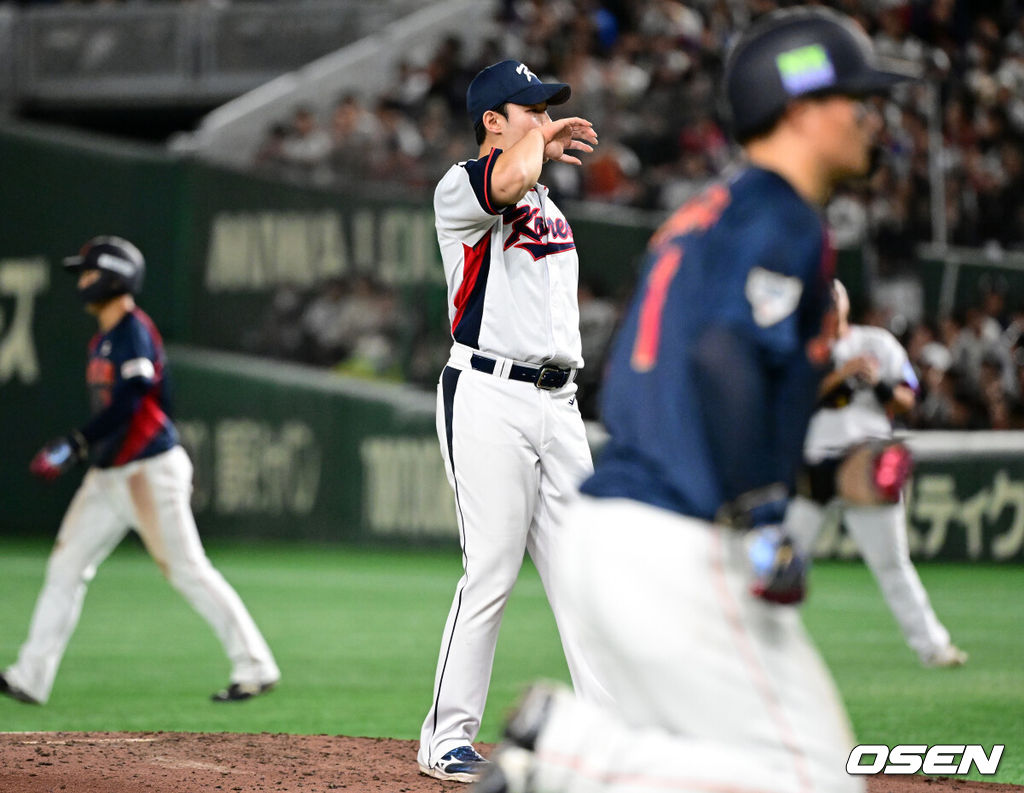 16일 오후 일본 도쿄돔에서  ‘2025 NAVER K-BASEBALL SERIES’ 대한민국과 일본의 2차전 경기가 열렸다.한국은 정우주, 일본은 카네마루 유메토를 선발투수로 내세웠다.5회초 2사 만루에서 대한민국 김영우가 일본 사사키 다이에게 밀어내기 볼넷을 허용하고 있다. 2025.11.16 /cej@osen.co.kr