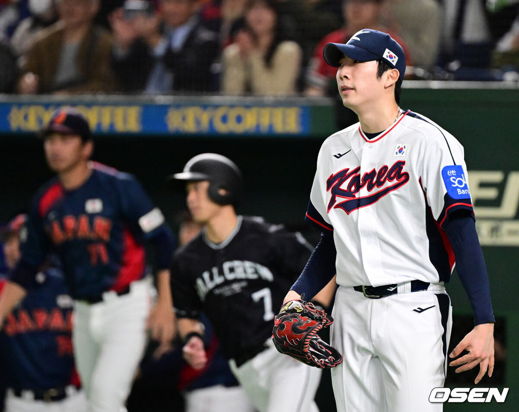 16일 오후 일본 도쿄돔에서  ‘2025 NAVER K-BASEBALL SERIES’ 대한민국과 일본의 2차전 경기가 열렸다.한국은 정우주, 일본은 카네마루 유메토를 선발투수로 내세웠다.4회초 1사 만루에서 일본 사사키 다이에게 적시타를 허용한 대한민국 오원석이 야쉬하고 있다. 2025.11.16 /cej@osen.co.kr