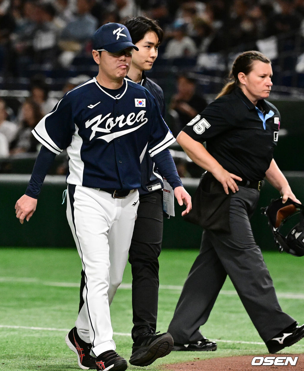 15일 일본 도쿄돔에서 ‘2025 NAVER K-BASEBALL SERIES’ 대한민국과 일본의 1차전 경기가 열렸다.한국은 곽빈, 일본은 소타니 류헤이를 선발투수로 내세웠다.5회초 무사에서 대한민국 문현빈이 내야 안타로 출루했으나 4심 합의 결과 투수 맞고 1루수 플라이 아웃으로 처리되자 류지현 감독이 그라운드로 나와 심판진과 이야기를 나누고 돌아가고 있다. 2025.11.15. /cej@osen.co.kr